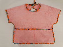 Cargar imagen en el visor de la galería, Lot de 2 bavoirs bébé à manches-tissu coton imprimé (wax).
