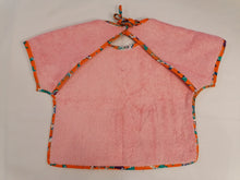 Cargar imagen en el visor de la galería, Lot de 2 bavoirs bébé à manches-tissu coton imprimé (wax).
