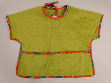 Cargar imagen en el visor de la galería, Lot de 2 bavoirs bébé à manches-tissu coton imprimé (wax).
