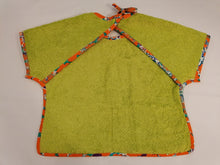 Cargar imagen en el visor de la galería, Lot de 2 bavoirs bébé à manches-tissu coton imprimé (wax).
