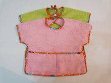Cargar imagen en el visor de la galería, Lot de 2 bavoirs bébé à manches-tissu coton imprimé (wax).
