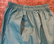 Load image into Gallery viewer, Tenue médicale Pantalon et Tunique manches courtes cou V tissus polyester-coton.
