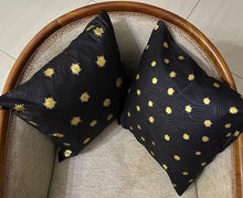Load image into Gallery viewer, Lot de 2 Housses pour coussin tissu wax
