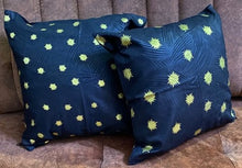 Load image into Gallery viewer, Lot de 2 Housses pour coussin tissu wax
