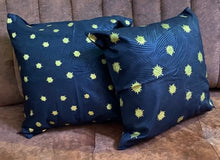 Load image into Gallery viewer, Lot de 2 Housses pour coussin tissu wax
